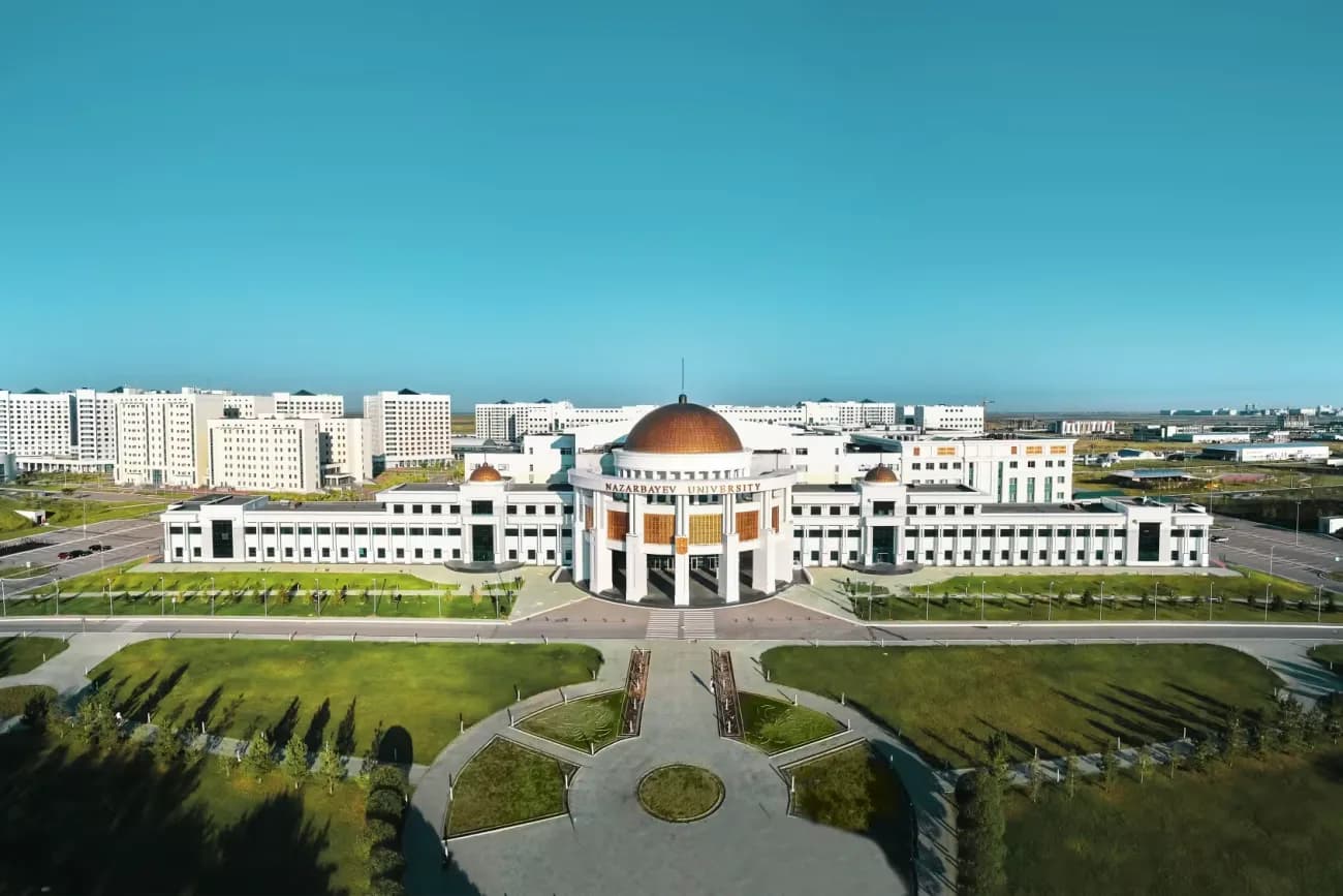 Panoramisch zicht op de campus van Nazarbayev University in Astana